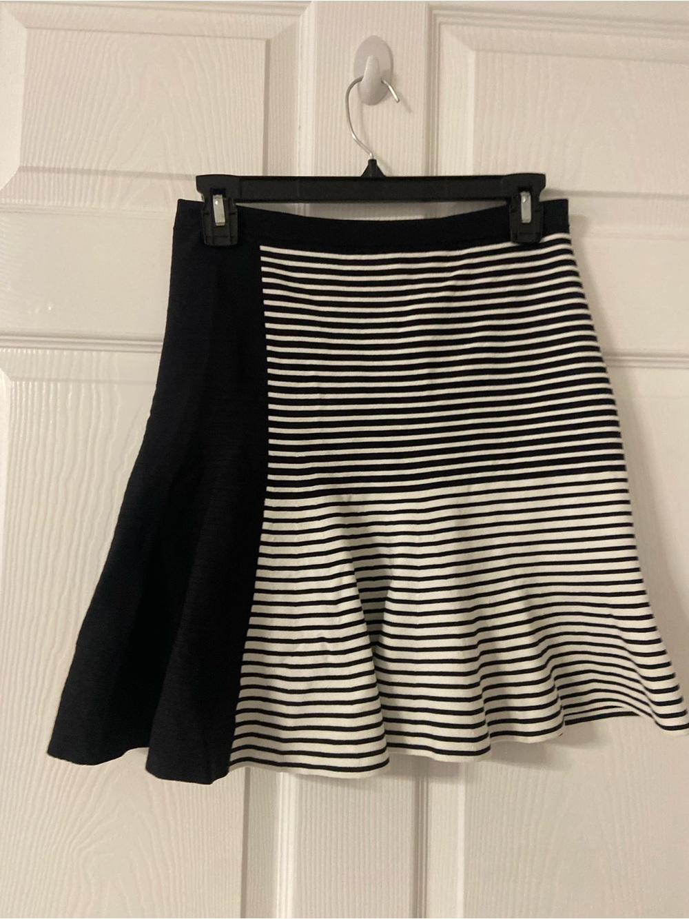 T40a- OHNE TITEL Black-White Striped Knit Flared Hem Mini Skirt